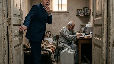مليونير قرّر زيارة بيت خادمته فجأة… وما اكتشفه خلف ذلك الباب غيّر حياته للأبد!